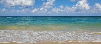 Charming 1-BR cottage w/ WiFi and AC w/ pool and beach access in Runaway Bay