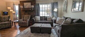 Hook, Wine & Sinker - 2Bed/1Bath w Game Space and Extra Parking