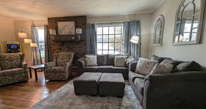 Hook, Wine & Sinker - 2Bed/1Bath w Game Space and Extra Parking