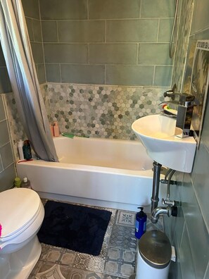 A bathroom with a toilet, bathtub, and sink. - The Loft at Topanga Canyon: Cottage Retreat with Trails, Creek & Mountain View (Topanga)