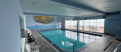 Una piscina cubierta, una piscina climatizada