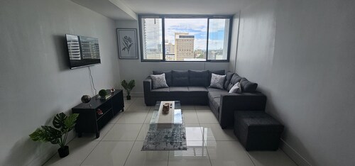 Chic 2-bedroom apartment with WiFi, gym  in awesome central Windhoek.