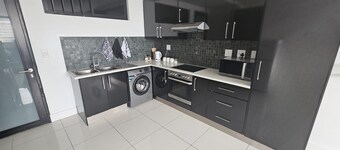 Chic 2-bedroom apartment with WiFi, gym  in awesome central Windhoek.