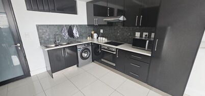 Chic 2-bedroom apartment with WiFi, gym  in awesome central Windhoek.
