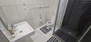 Douche, savon, papier toilette