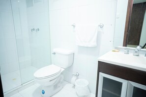 Douche, sèche-cheveux, serviettes fournies, savon