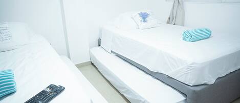 2 Schlafzimmer, Bügeleisen/Bügelbrett, Bettwäsche