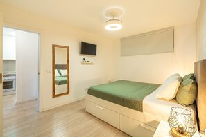 Iron/ironing board, WiFi, bed sheets