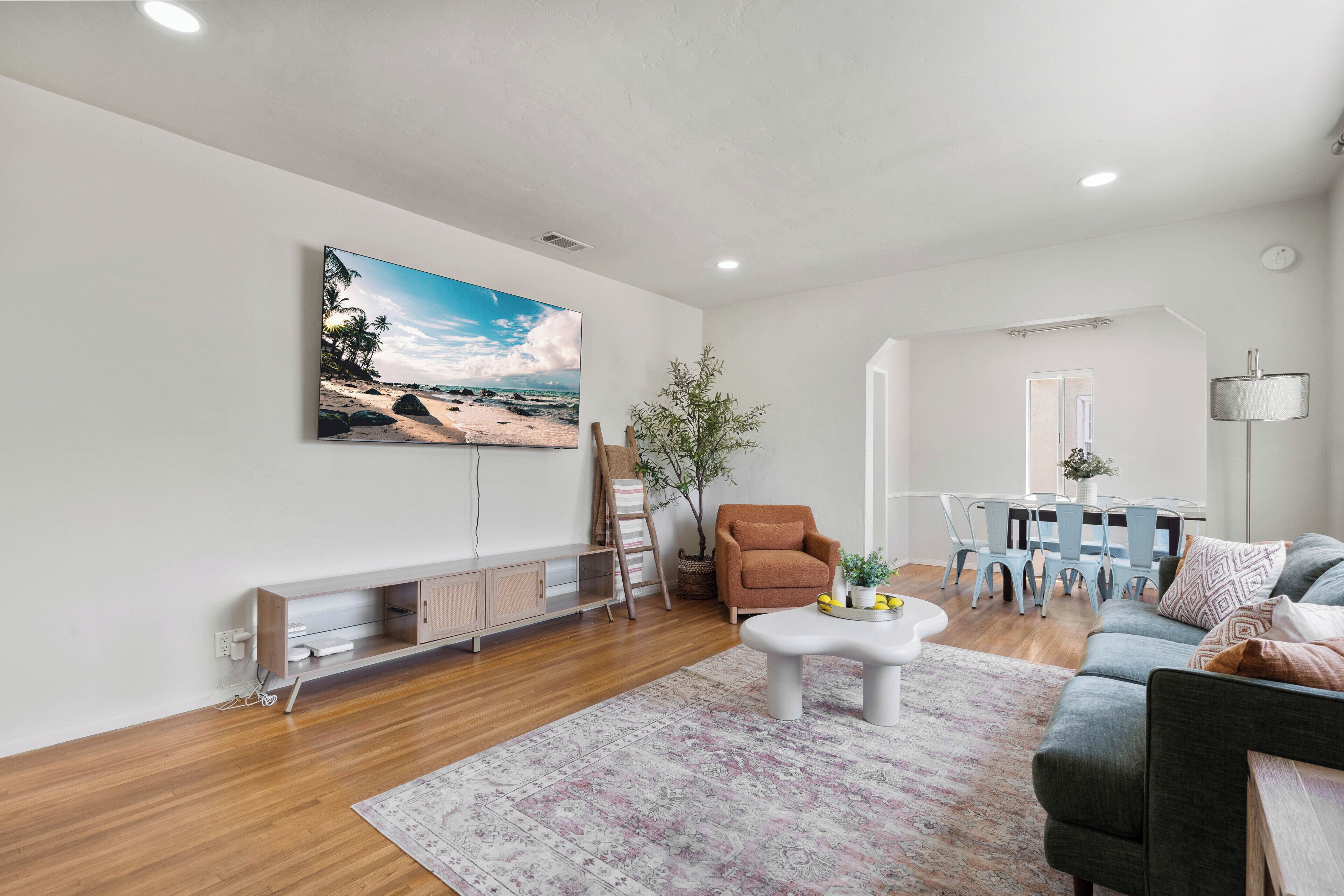 Modern Coastal Retreat  3br Gem In Long Beach - Carson, CA