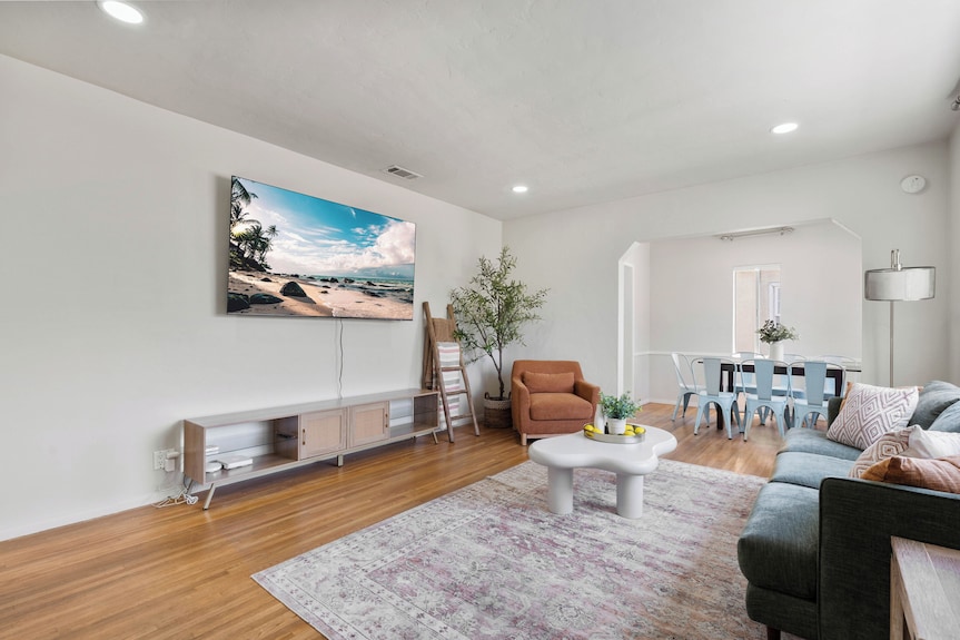 Modern Coastal Retreat 3br Gem In Long Beach - Carson, CA