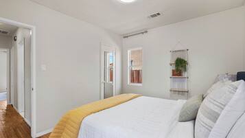 3 slaapkamers, een strijkplank/strijkijzer, gratis wifi, beddengoed