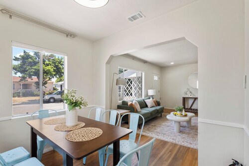 Modern Coastal Retreat – 3BR Gem in Long Beach