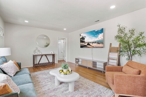 Modern Coastal Retreat – 3BR Gem in Long Beach