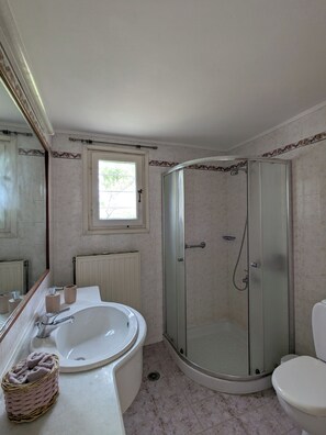 Haartrockner, Handtücher, Seife, Toilettenpapier