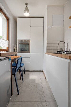 Refrigerador, horno, parrilla de estufa y lavavajillas 