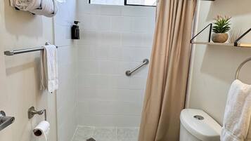 Haartrockner, Handtücher, Shampoo, Toilettenpapier