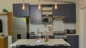 Geladeira, micro-ondas, fogĂŁo, cooktop