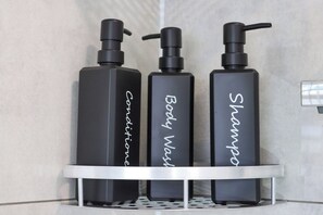 Secadora de cabello, toallas, jabón, shampoo 