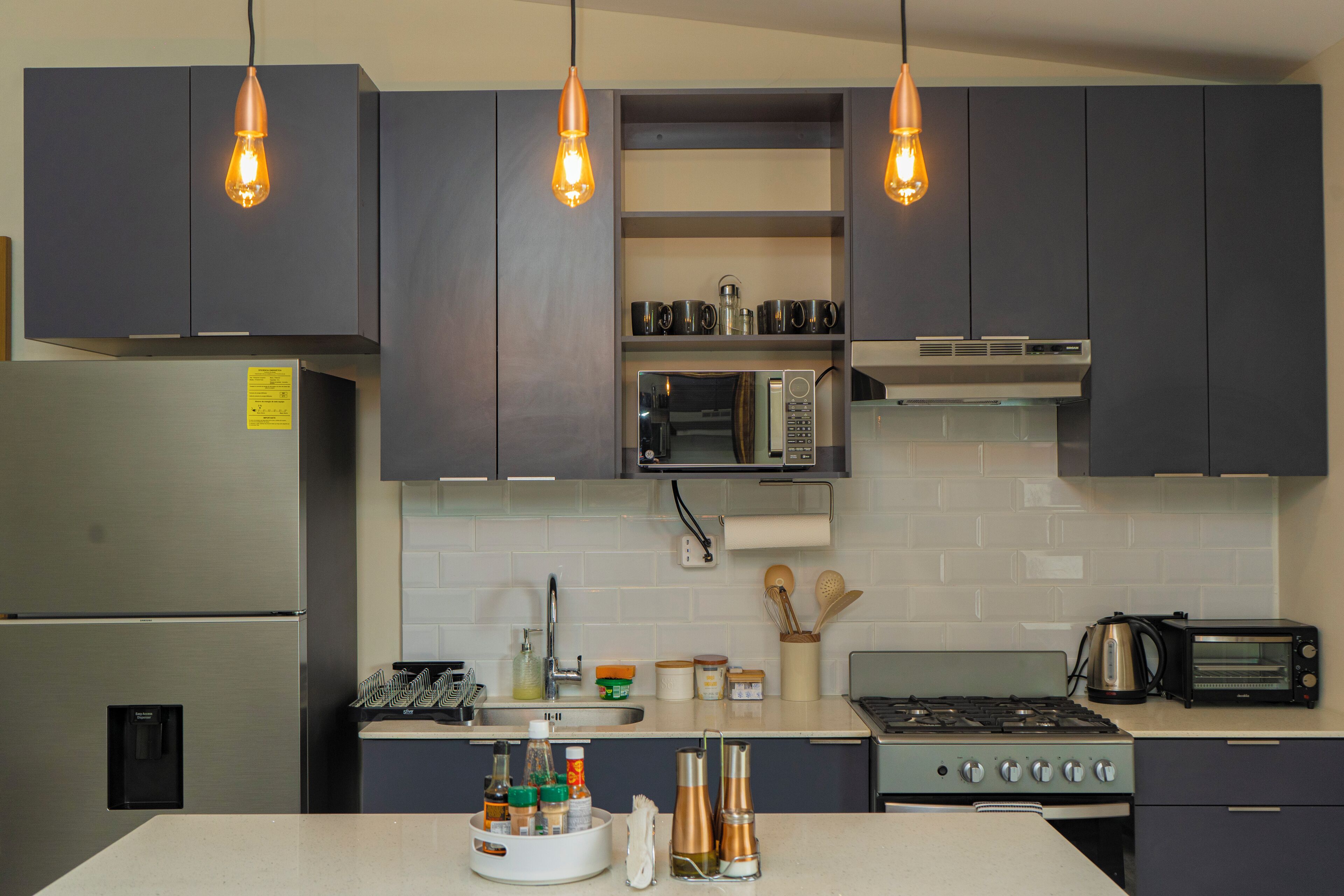 Frigorifero, microonde, forno, piano cottura