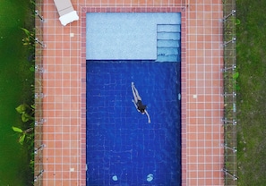 Outdoor pool, pool umbrellas, sun loungers - DORAL HOUSE VILLAVICENCIO (Villavicencio)