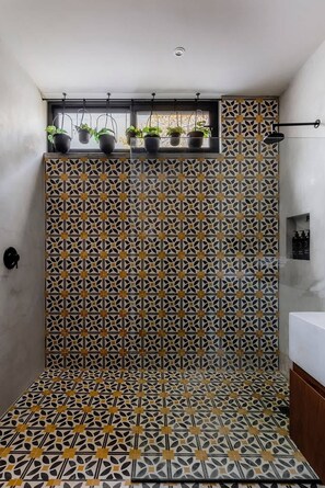 Doccia, asciugacapelli, asciugamani, shampoo