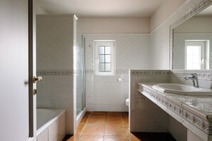 Junior Double Room, Garden View | Bathroom