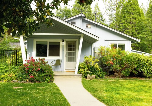 Hollydale House: Comfortable House with a Hot Tub and Seasonal Pool!