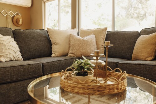 Hollydale House: Comfortable House with a Hot Tub and Seasonal Pool!