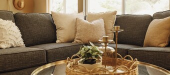 Hollydale House: Comfortable House with a Hot Tub and Seasonal Pool!