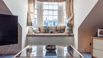 Apartment, 1 Bedroom, City View | Living room