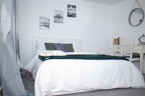 2 عدّة غرف نوم ومكواة/لوح كي وواي فاي وملاءات أسرّة