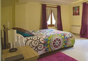 4 bedrooms, iron/ironing board, WiFi, bed sheets - Casa rural la Botica de pipaona located in the beautiful valley of ocon, la Rioja. (Pipaona)