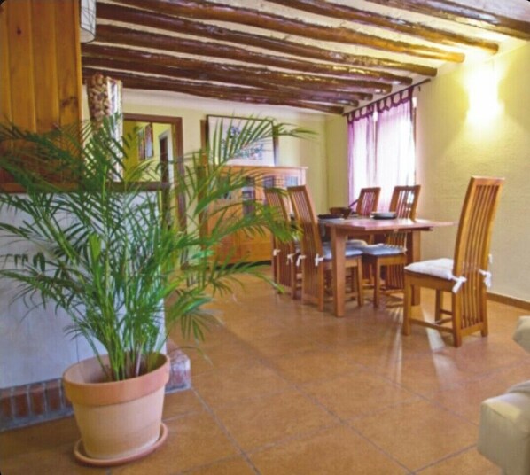 Dining - Casa rural la Botica de pipaona located in the beautiful valley of ocon, la Rioja. (Pipaona)