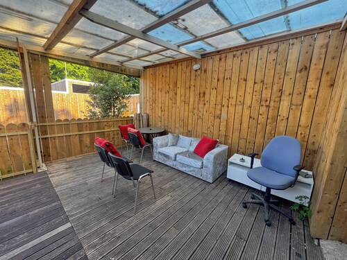 Spacious 4BR Bungalow with Parking Near Spider-Man Filming Locations
