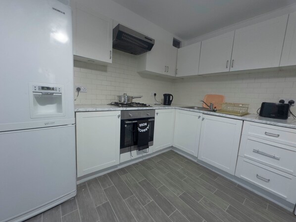 Microondas, horno, placa de cocina