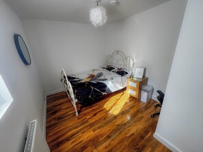 4 bedrooms, WiFi, bed sheets