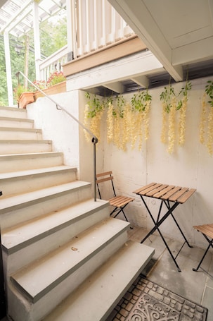 Outdoor dining. 2-bedroom, 1 Bath apartment in gorgeous Roslyn with Washer Dryer in unit