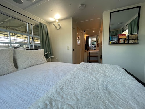 The Albatross-Houseboat DT Knox