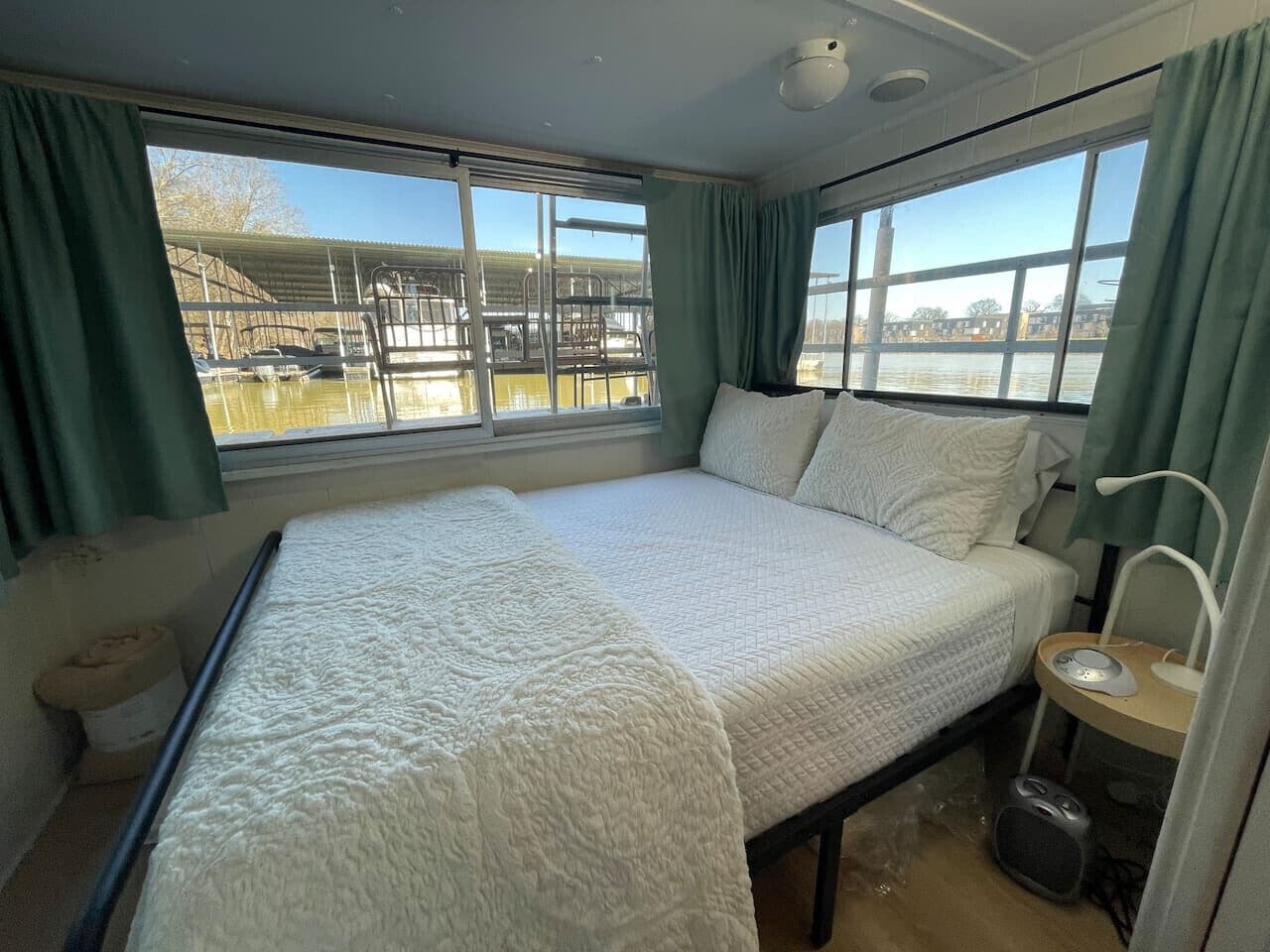 1 bedroom, desk, Internet