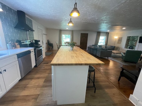 Interior. Relaxing 3 Bedroom Home near Downtown