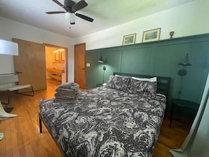3 bedrooms, desk, free WiFi, bed sheets