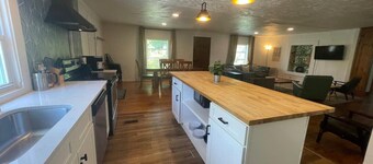 Relaxing 3 Bedroom Home near Downtown