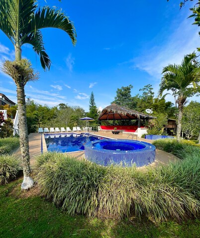 Hermosa y acogedora finca en Restrepo 5 Habitaciones para 20 personas.