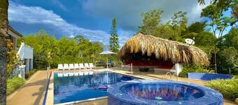 Hermosa y acogedora finca en Restrepo 5 Habitaciones para 20 personas.