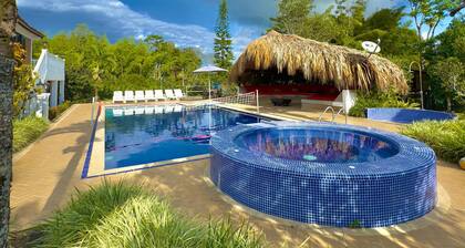 Hermosa y acogedora finca en Restrepo 5 Habitaciones para 20 personas.