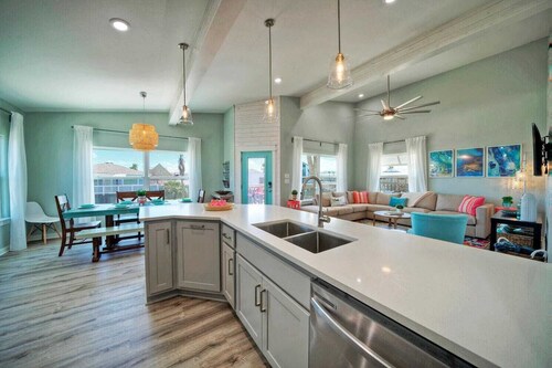 Sleeps 20 2 Modern Homes w/ Private Pool, Deck+patio 3-min Walk to the Beach