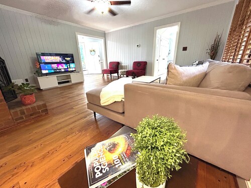 Classic 4-Bedroom Home Near The Bowl at Ballantyne