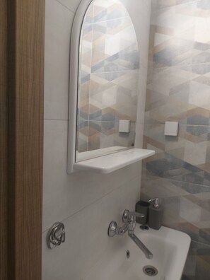 Douche, sèche-cheveux, serviettes fournies, savon