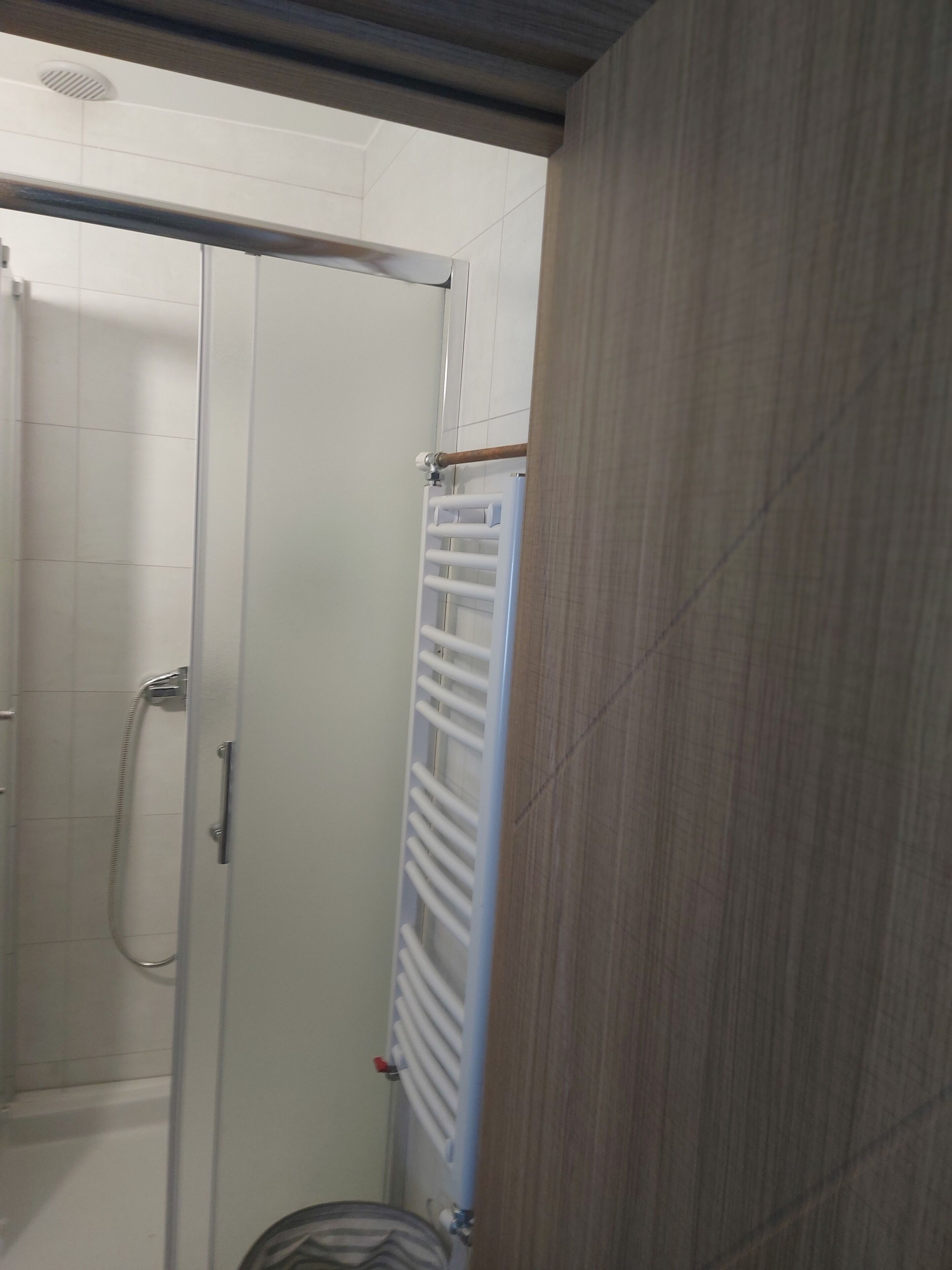 Dusche, kostenlose Toilettenartikel, Haartrockner, Bademäntel