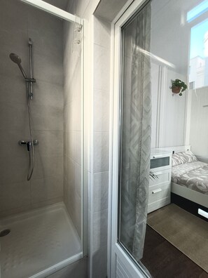 Sèche-cheveux, serviettes fournies, savon, papier toilette